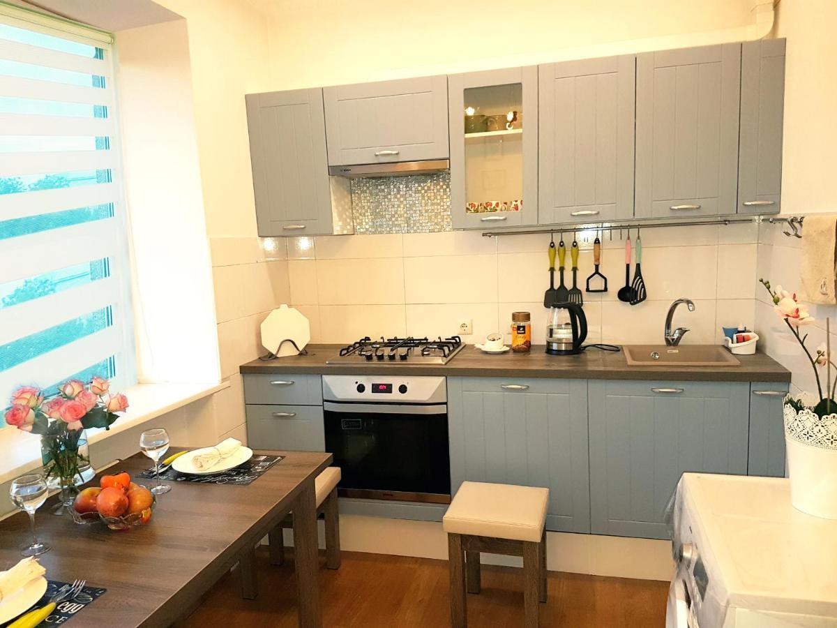 Apartment комфортная двухкомнатная в центре ,с видом на горы