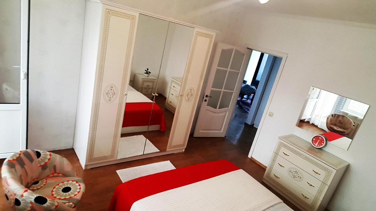 комфортная двухкомнатная в центре ,с видом на горы Apartment *