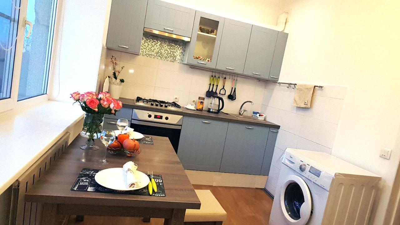 Apartment комфортная двухкомнатная в центре ,с видом на горы Almaty